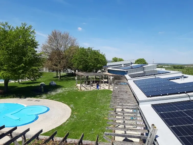 PV-Anlage auf dem Dach des Schwimmbads Wolkersdorf