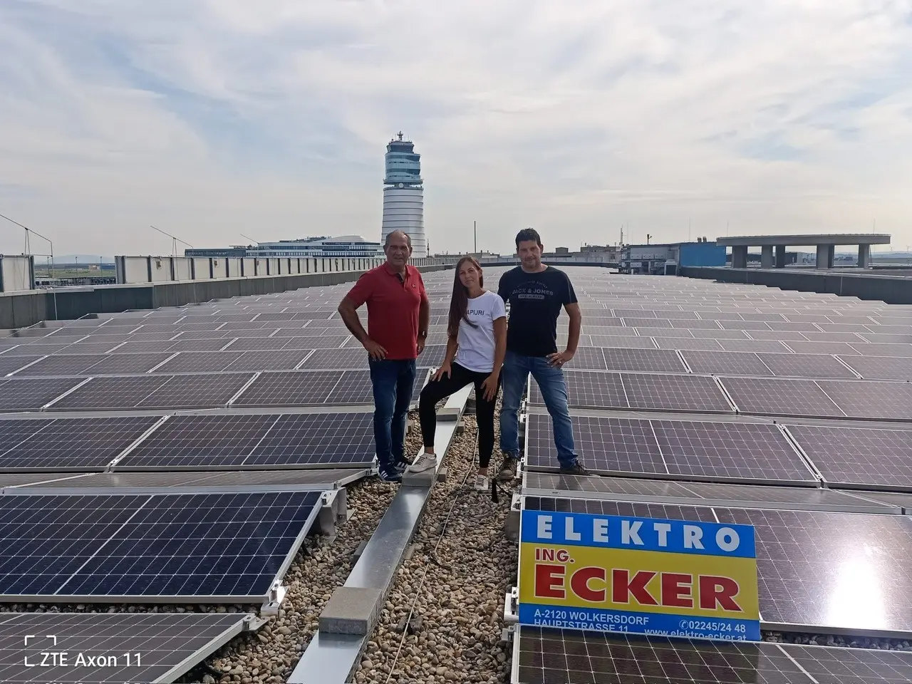 Team Elektro Ecker auf der PV-Anlage am Flughafen Wien