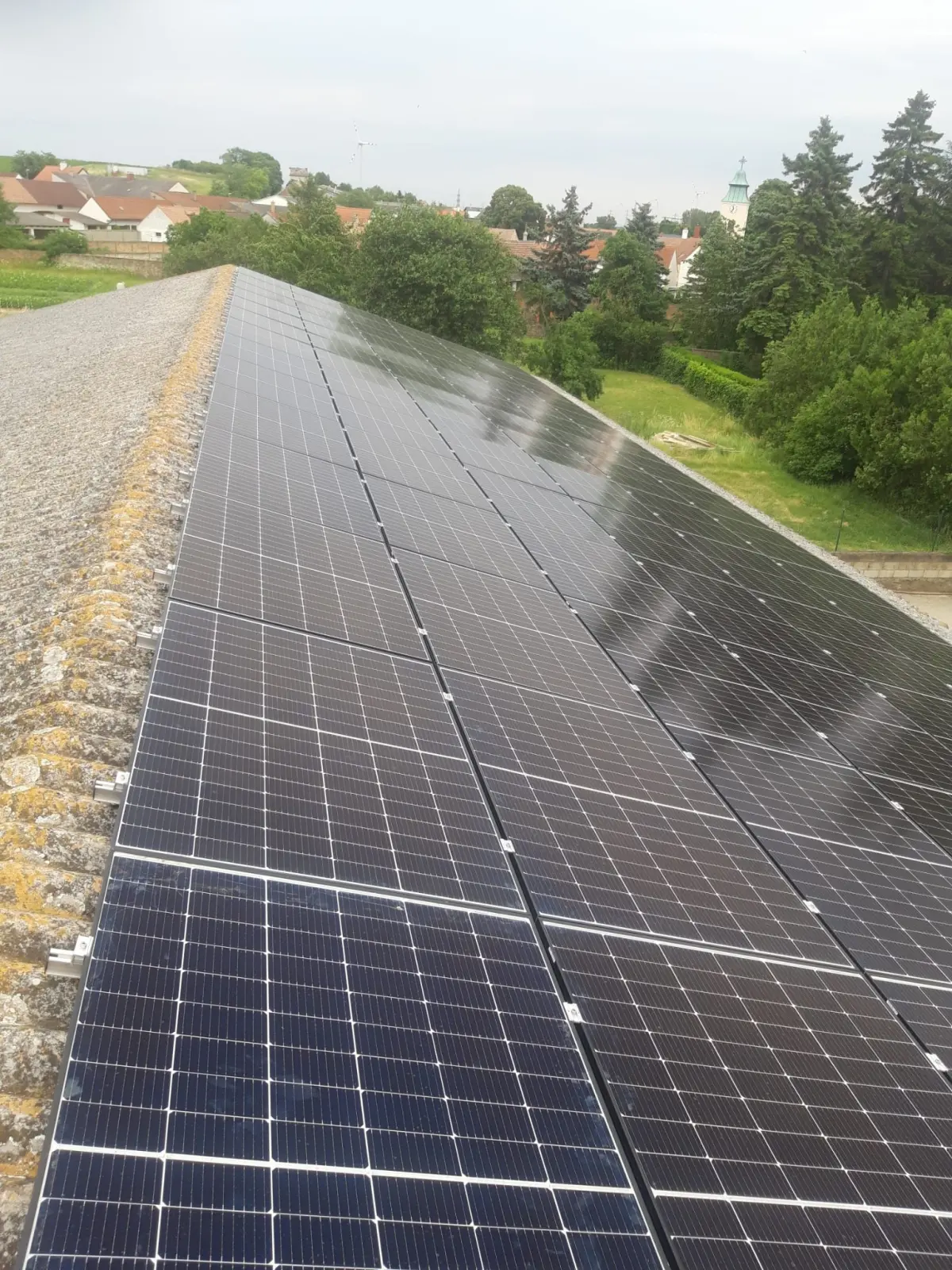 Großflächige PV-Anlage mit 30 kWp auf einem landwirtschaftlichen Gebäude