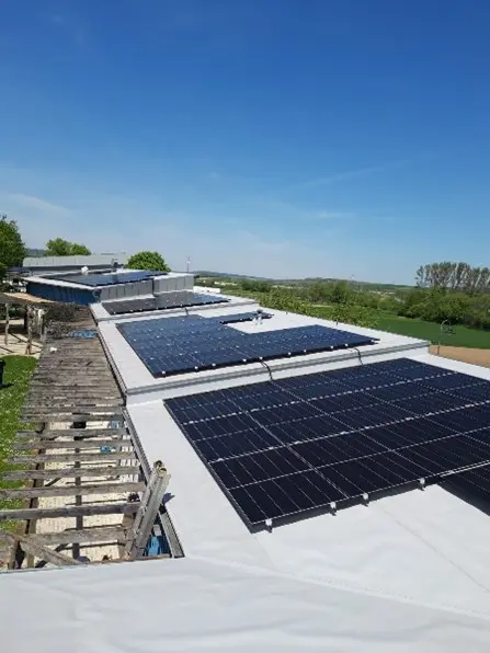 Detailansicht der PV-Module auf dem Schwimmbad Wolkersdorf