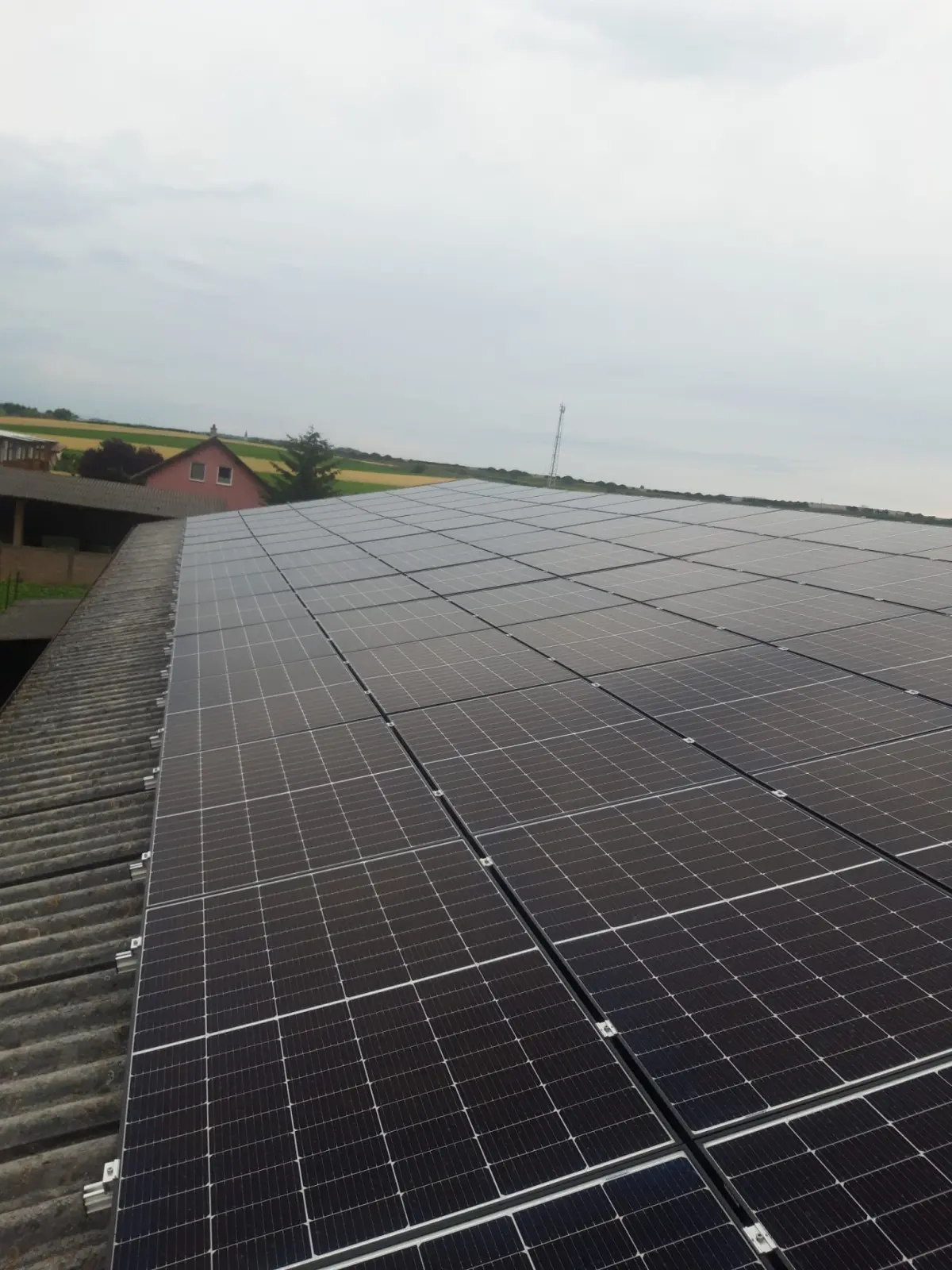 Weitere Ansicht der 30 kWp PV-Anlage auf einem landwirtschaftlichen Dach