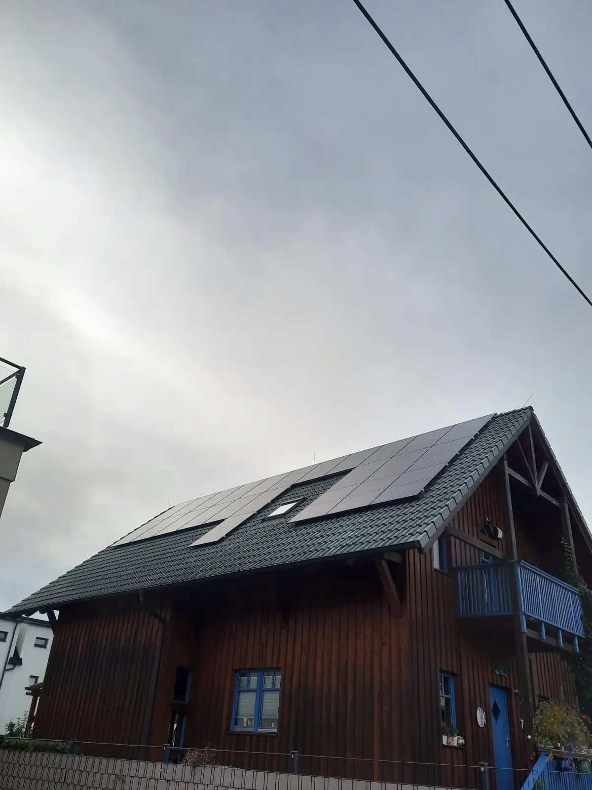 PV-Anlage mit einer Gesamtleistung von 9,84 kWp auf einem Holzhaus